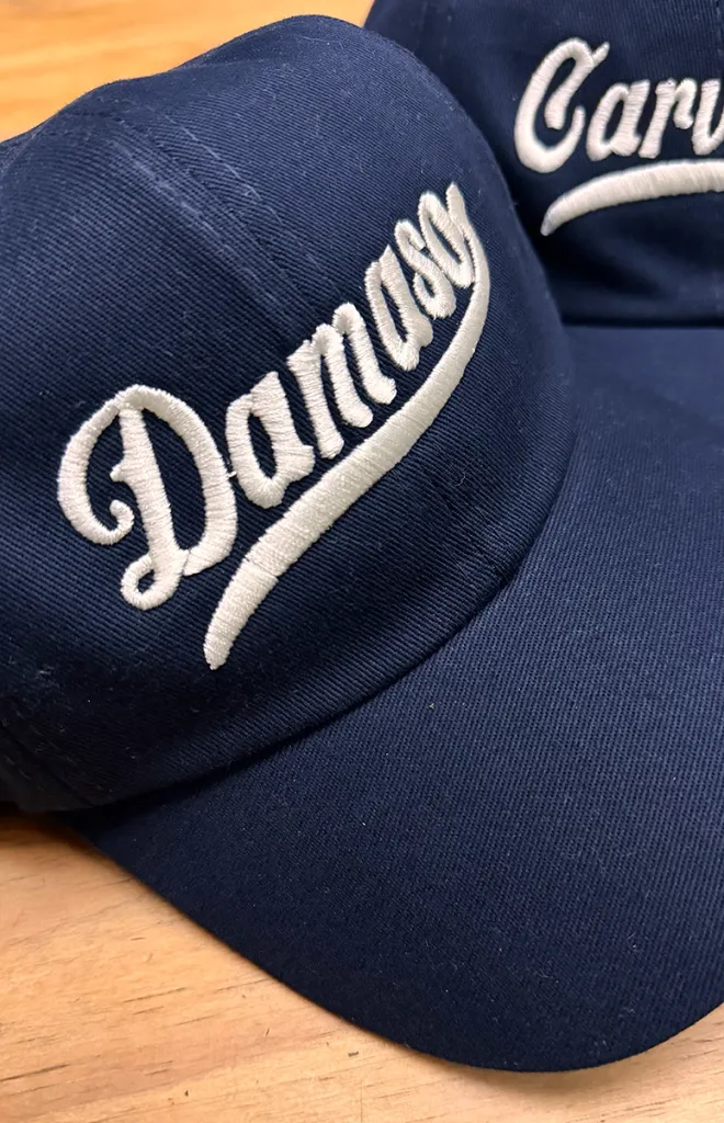 boné sobrenome bordado.webp