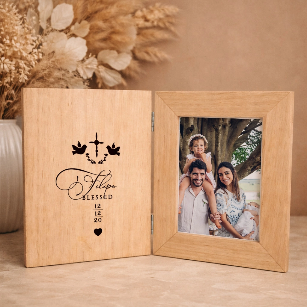 Porta retratos madeira _batizado 1.webp