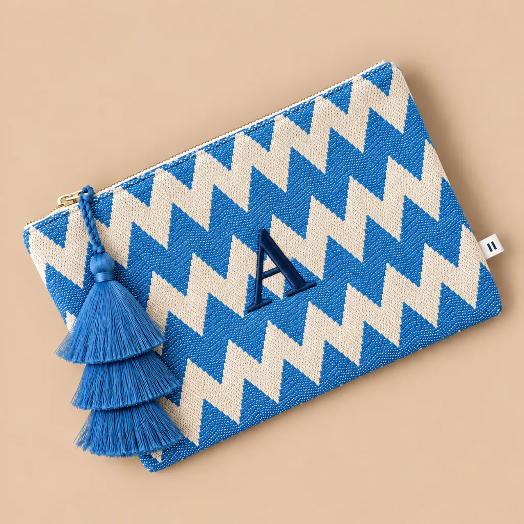 necessaire azul zigzag com inicial marinho.webp