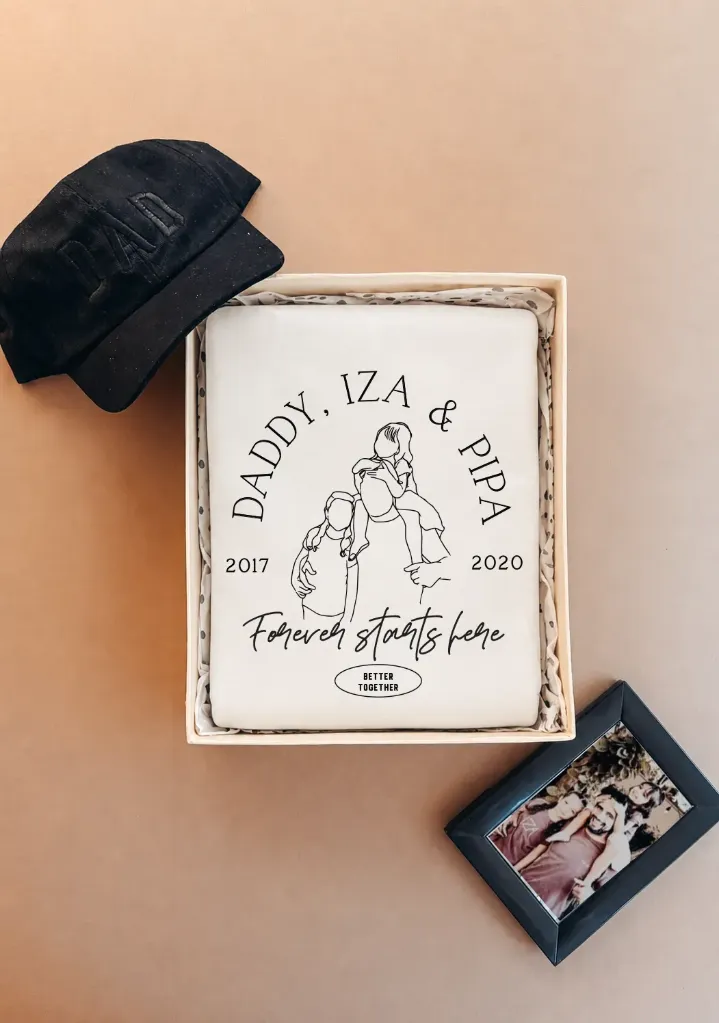 Kit Camiseta Line Art Forever + Caixa + Boné + Porta Retratos (Off White, P, Areia)