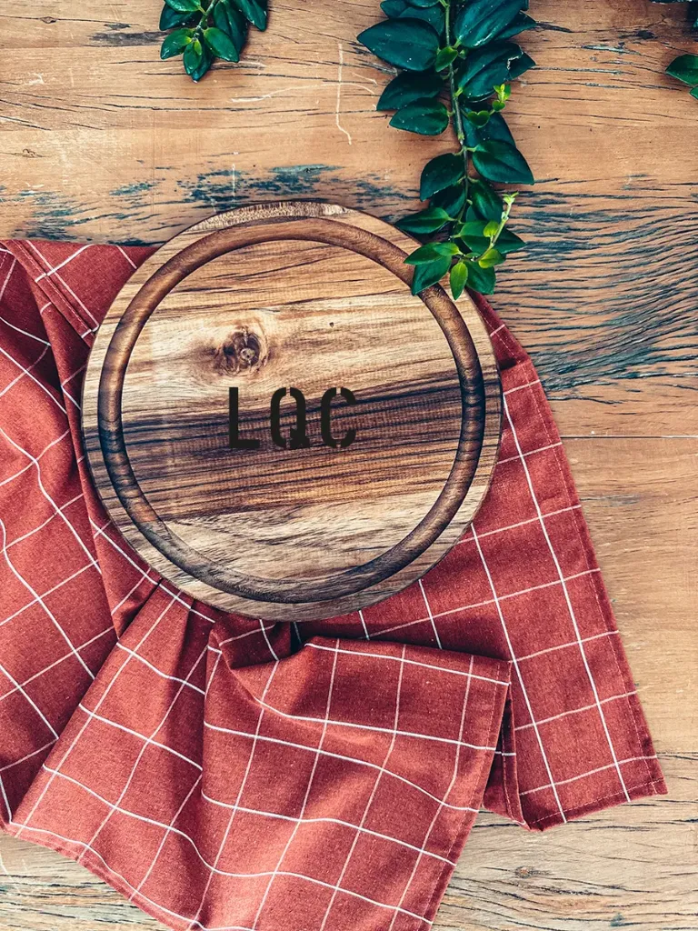 Tábua de Madeira Redonda com iniciais Personalizadas