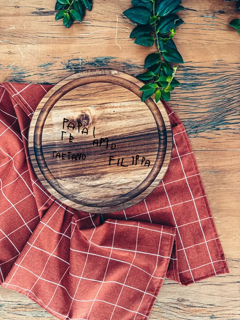 Tábua de Madeira Redonda com Grafia Própria