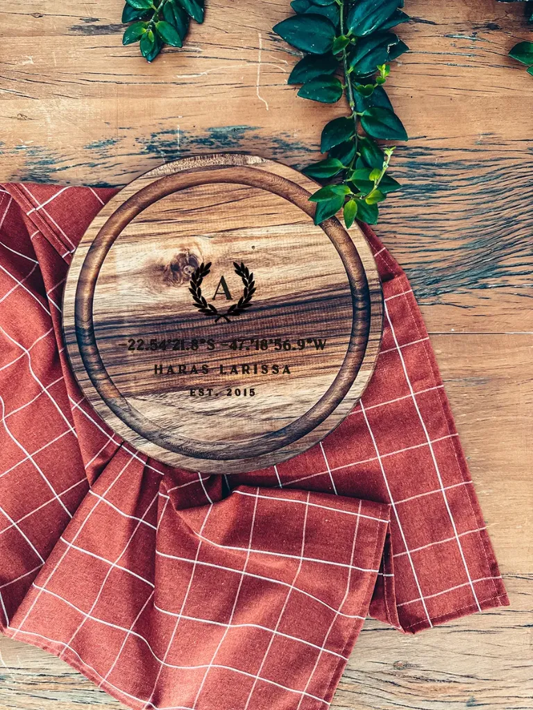 Tábua de Madeira Redonda com Arte Coordenadas Geográficas