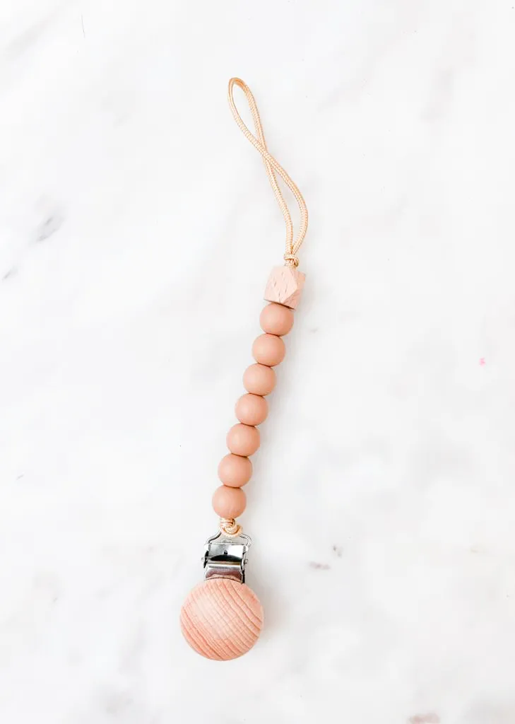 [PP-3151] Prendedor de Chupetas Bege