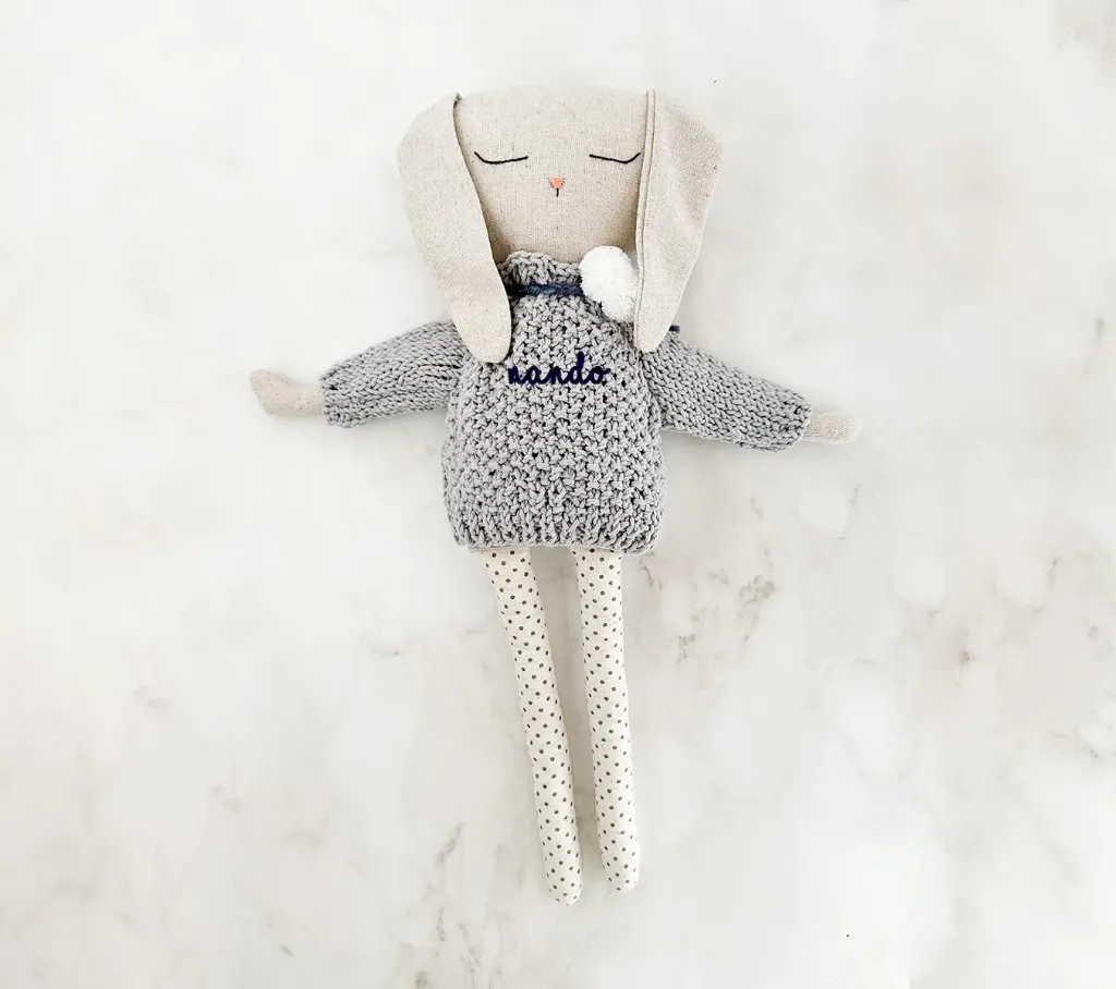 Coelho Artesanal em Linho com Malha Personalizada Cinza