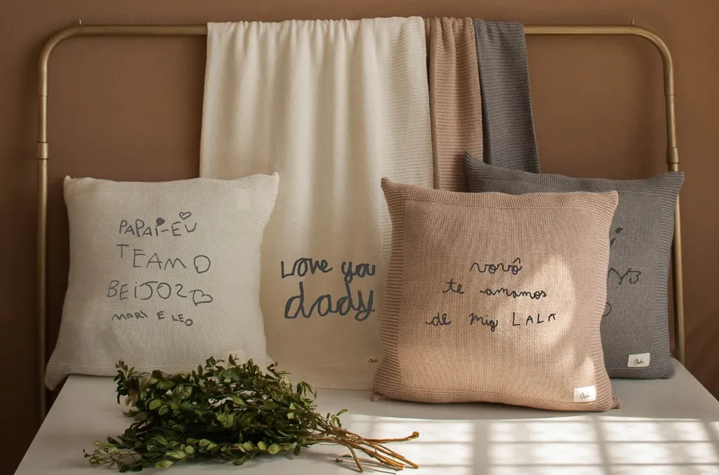 Almofada Tricot Bordada com Grafia Própria (Cinza)