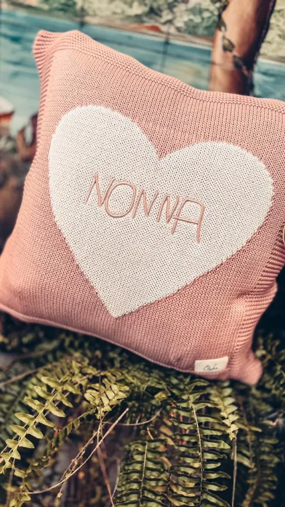 Almofada Tricot Coração Bordada com Grafia Própria (Rosa)