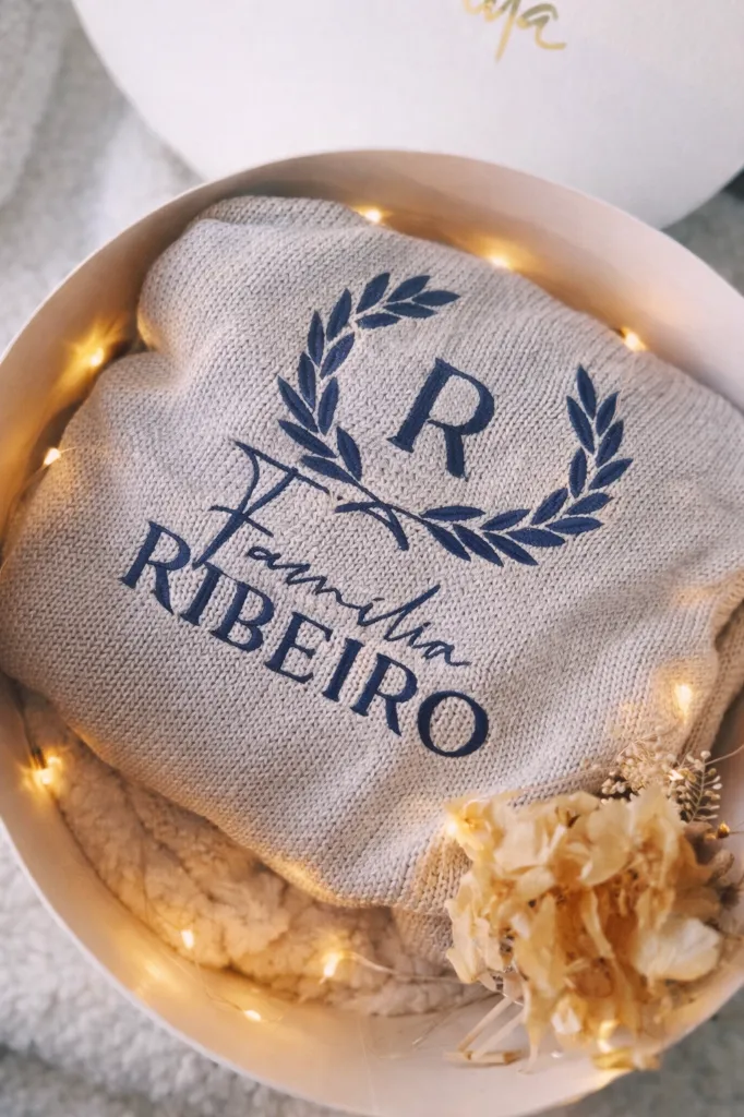 Manta Bordada com Brasão Família (Manta Off White)