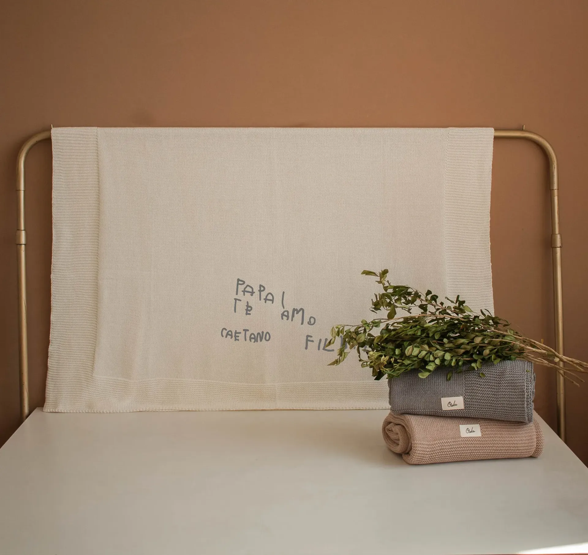 Manta Bordada com Grafia Própria (Manta Off White)