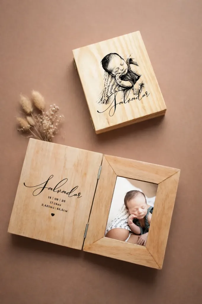 Porta Retratos em Madeira modelo Livro Layout Newborn