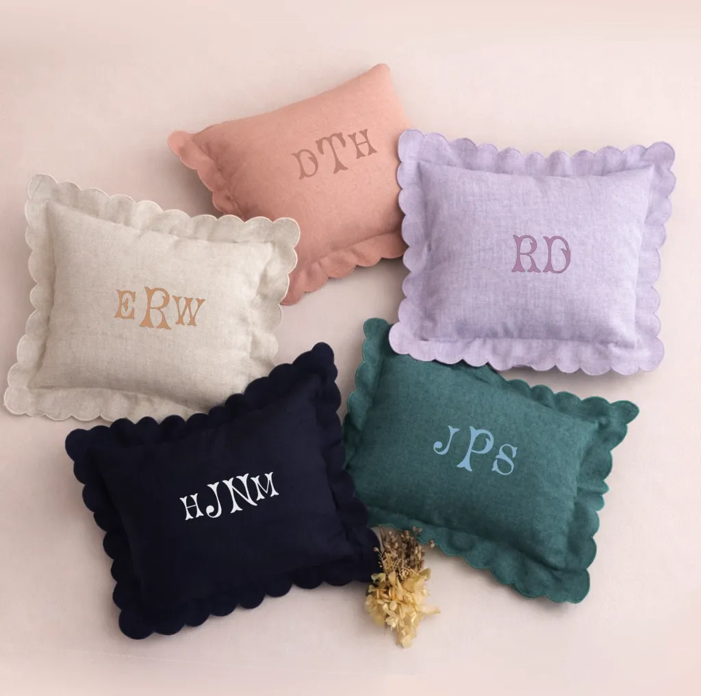 Almofada Personalizada com Monograma Fishtail Bordado (Cru)