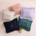 Almofada Personalizada com Monograma Outline Bordado