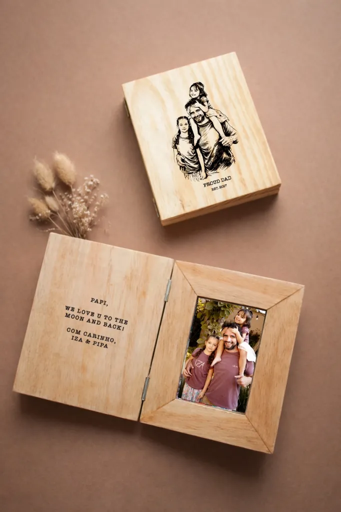 Porta Retratos em Madeira modelo Livro com Texto Digitado Personalizado