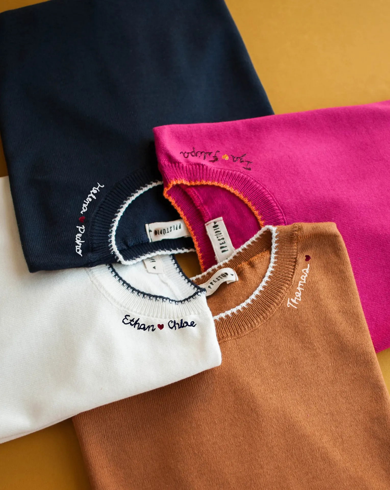 Tricot Slim Feminino com Gola Trabalhada Bordado Manual com Renda Revertida para a ACTC